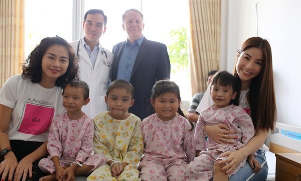 Ngô Thanh Vân, Diễm My 9X giản dị đến thăm bệnh nhi mổ tim