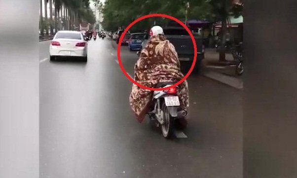 Clip: Hoảng hồn nữ 'ninja' Hà Nội quấn chăn kín mít ra đường để chống rét