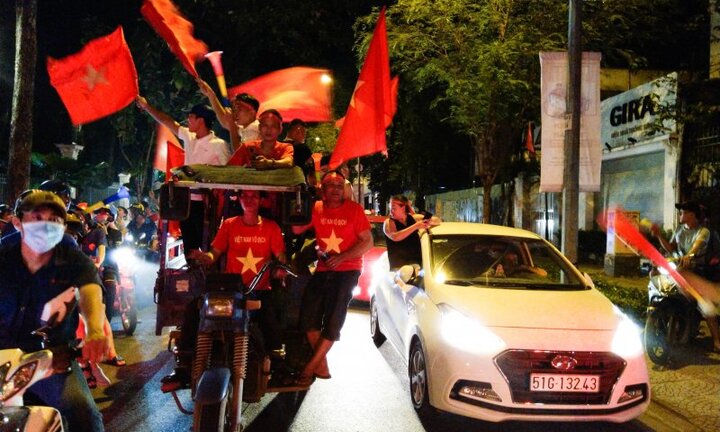 Sẽ xử lý xe ô tô bán tải, xe ba gác chở người trên thùng xe khi cổ vũ bóng đá