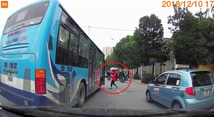 Clip: Xe buýt đi vào làn BRT, ngông nghênh dừng giữa đường đón khách