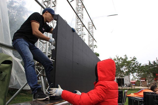 Video: Nhà cầu thủ Quang Hải lắp màn hình LED mời cả làng xem trận chung kết AFF Cup