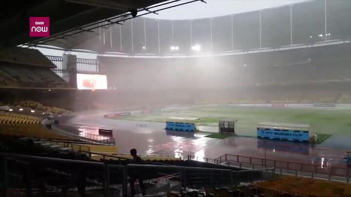 Clip: Sân Bukit Jalil mưa trắng trời kèm sấm sét trước trận thư hùng Việt Nam vs Malaysia