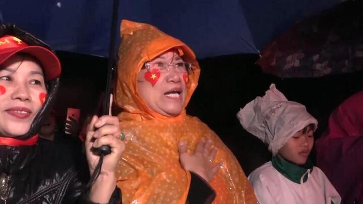 Video: Hàng trăm CĐV quê nhà Quang Hải đội mưa cổ vũ cho tuyển Việt Nam