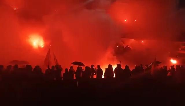 Clip: Tuyển Việt Nam dẫn trước 2-0, sân Lạch Tray rực cháy pháo sáng