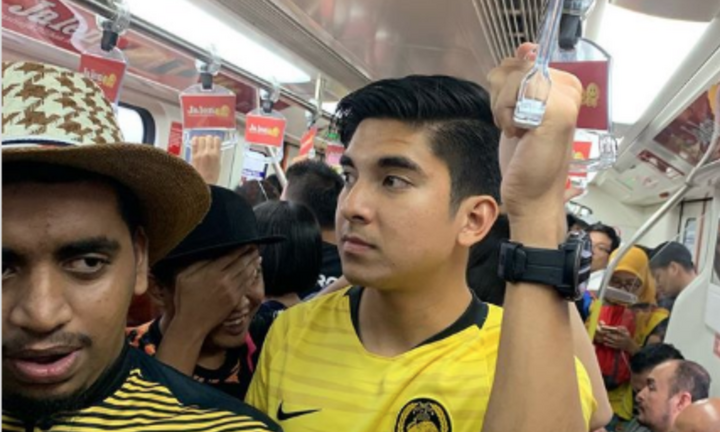 Bộ trưởng Malaysia đi tàu điện ngầm đến sân xem chung kết AFF Cup gây sốt mạng xã hội