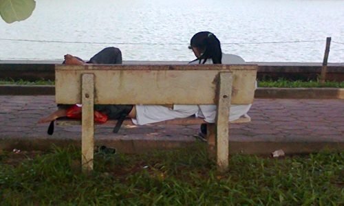 Vào công viên tâm sự, đôi nam nữ bị cướp ở TP.HCM