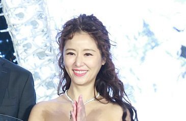 Lâm Tâm Như mặc váy khoe vai trần giữa thời tiết lạnh giá