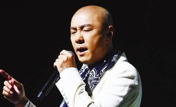 Vì sao Trương Vệ Kiện để đầu trọc suốt 22 năm không hề thay đổi?