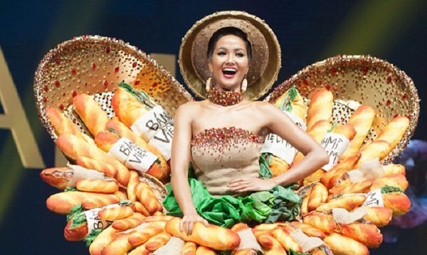 Váy 'Bánh Mì' gây tranh cãi của H'Hen Niê vào top 10 Trang phục dân tộc đẹp nhất