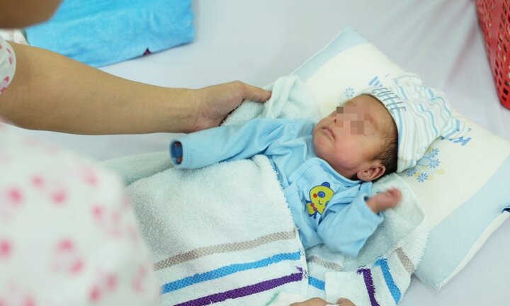 123 ngày thần kỳ của bé trai sơ sinh suy hô hấp, nặng vỏn vẹn 700g