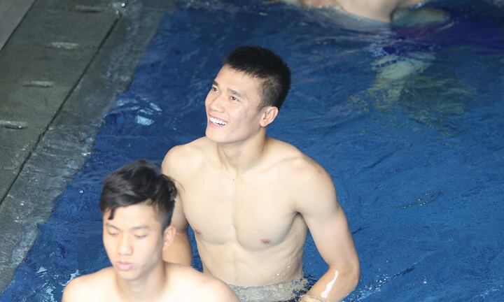 Tuyển Việt Nam tắm nước đá đề hồi phục sau chung kết lượt đi với Malaysia