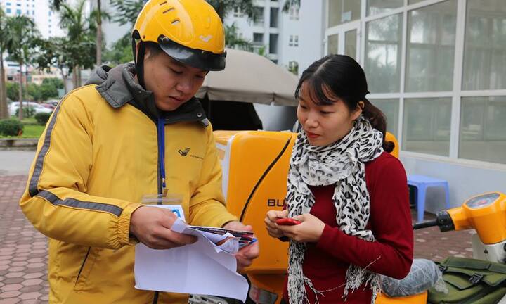 Video: Những người đặt thành công, nhận tấm vé đầu tiên xem chung kết AFF cup 2018 ở Hà Nội