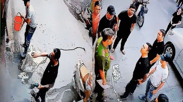 Video: Nhóm côn đồ liều lĩnh phá cửa, tạt dầu nhớt 'khủng bố' nhà dân trước mặt công an ở TP.HCM