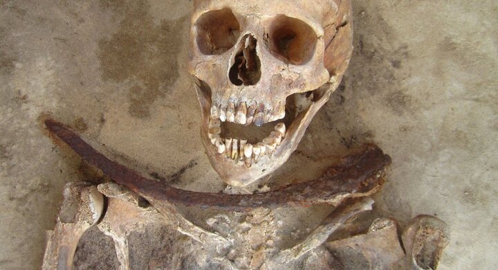 Phát hiện bộ xương 'ma cà rồng' hơn 2.000 tuổi ở Anh