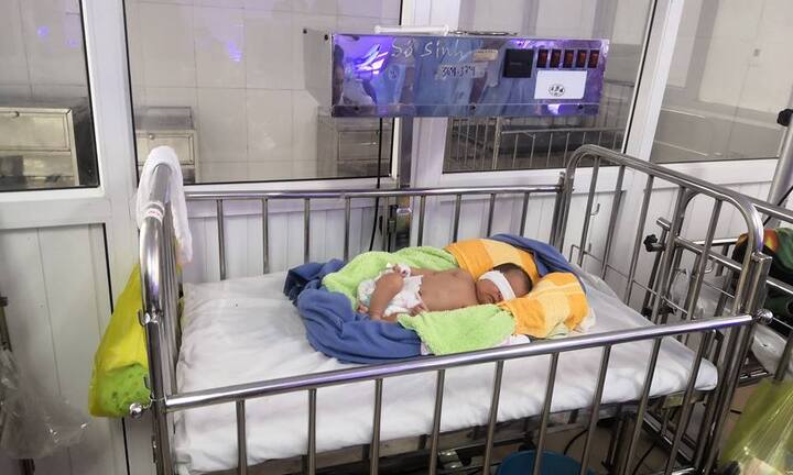 Bé gái chưa rụng dây rốn bị bỏ rơi trong đêm đông ở Làng trẻ em SOS Nghệ An