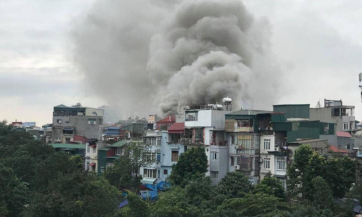 Khói đen cuồn cuộn bao trùm căn nhà trên phố Thủ đô
