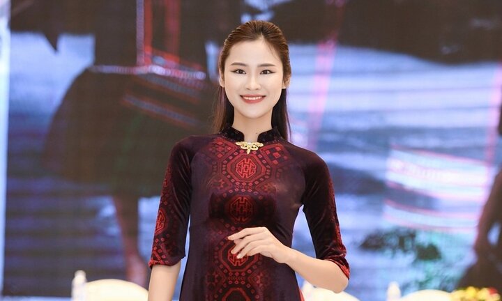 Ảnh: Ngắm bộ sưu tập áo dài thổ cẩm với họa tiết dát vàng độc đáo của NTK Đỗ Trịnh Hoài Nam