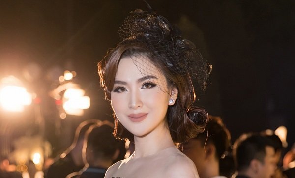 Học trò Phạm Hương ‘chịu chơi’, đeo trang sức tiền tỷ dự show thời trang