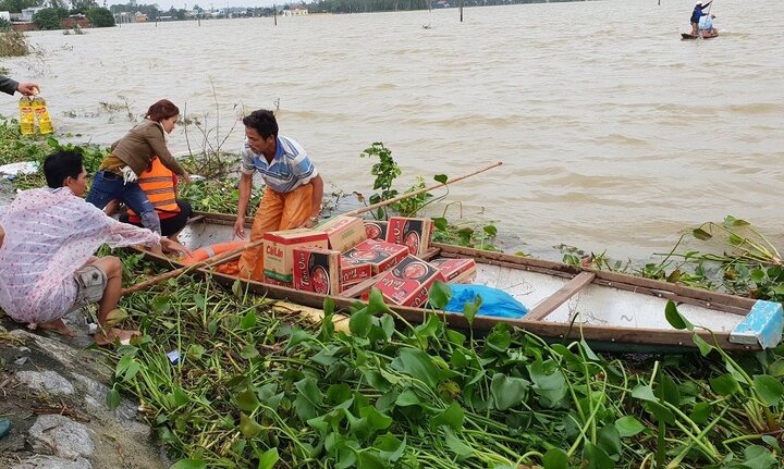Mưa lớn ngập lụt ở Quảng Nam: 4 người chết, 17.600 hộ dân chìm trong biển nước