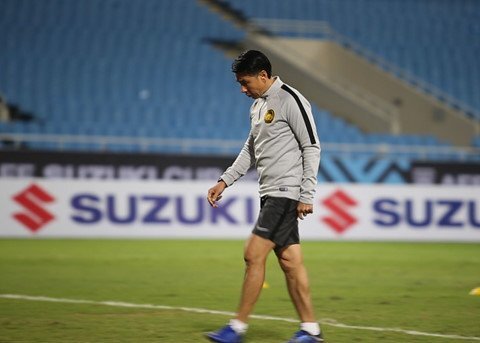 HLV Malaysia kiểm tra kỹ lưỡng mặt sân Mỹ Đình trước trận chung kết AFF Cup