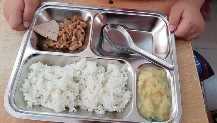 Xôn xao suất cơm của học sinh Thủ đô chỉ có ít thịt rang, khoai tây và miếng giò mỏng
