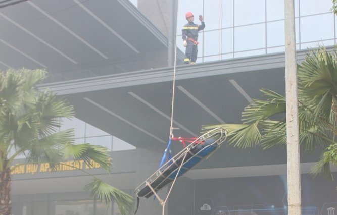 Ảnh: Cảnh sát Phòng cháy chữa cháy đu dây, quăng mình cứu người từ tòa nhà cao