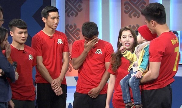 Quang Hải, Đức Chinh bật khóc khi gặp cậu bé mắc bệnh u não tại 'Điều ước thứ 7'