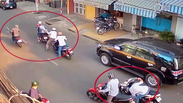 Dàn cảnh vờ hỏi đường rồi ép ngã phụ nữ, cướp xe máy ở TP.HCM