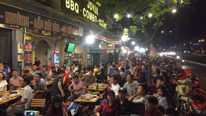 Tin Việt Nam sẽ thắng Malaysia, nhiều mặt hàng 'ăn theo' trận chung kết bắt đầu đội giá