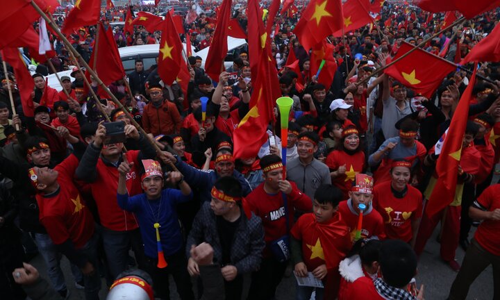 Video: Cổ động viên trèo xe cẩu, bật nhạc nhảy cổ vũ trận Việt Nam vs Malaysia