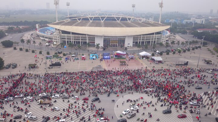 Video: Biển người đỏ rực đổ về sân Mỹ Đình cổ vũ cho tuyển Việt Nam nhìn từ flycam