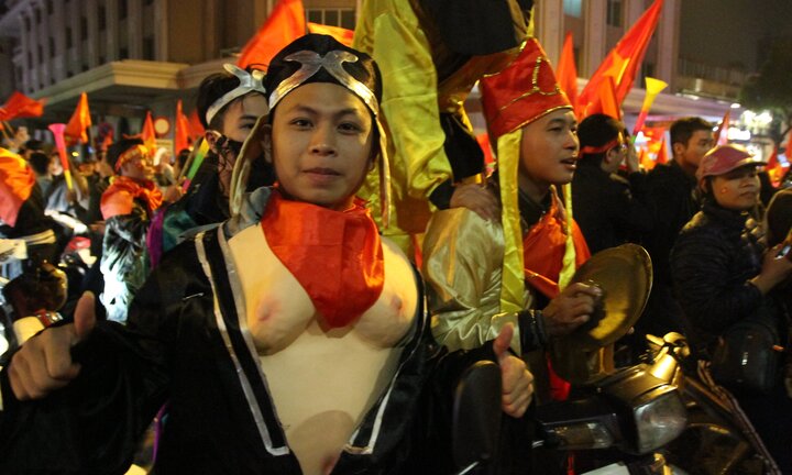 Video: 'Thầy trò Đường Tăng' ôm bình gas ra đường cổ vũ Việt Nam vô địch