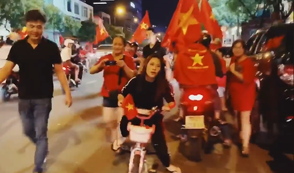 Mỹ Tâm cực đáng yêu chạy 'siêu xe' đi bão ăn mừng đội tuyển Việt Nam vô địch AFF Cup 2018