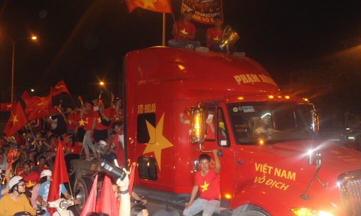 Video: Container ‘đại náo’ TP.HCM mừng tuyển Việt Nam vô địch AFF Cup 2018