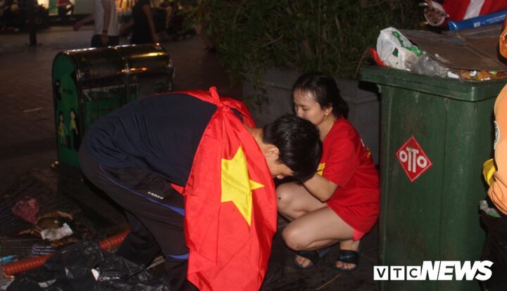 Nhiều bạn trẻ không đi 'bão', giúp công nhân dọn bãi rác khủng