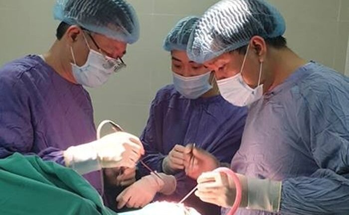 Bác sĩ căng mình cứu nạn nhân tai nạn trong đêm ăn mừng chiến thắng của đội tuyển Việt Nam