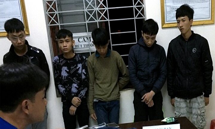 Nhóm thiếu niên vác dao rựa đi đòi nợ thuê