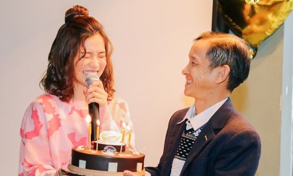 Hoàng Yến Chibi xúc động khi được bố bí mật mang bánh kem tặng sinh nhật