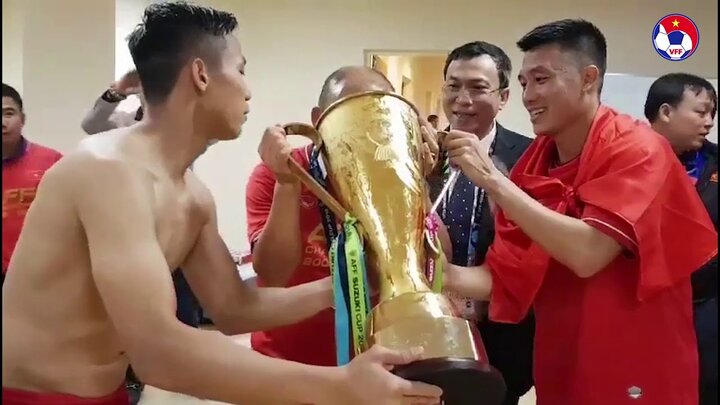 Đội tuyển Việt Nam uống bia bằng cúp vô địch trong phòng thay đồ