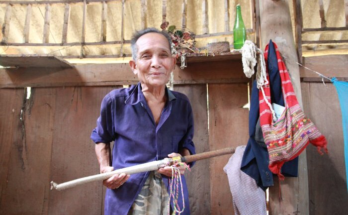 Thanh kiếm kỳ dị bị 'ma xó nhập' vào của người Lào ở Điện Biên