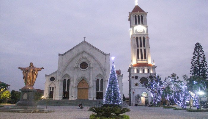 Ảnh: Người dân giáo xứ ở Hà Nội nhộn nhịp trang hoàng đón Giáng sinh