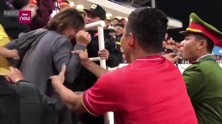 Clip: Xúc động khoảnh khắc mẹ Anh Đức chen qua dòng người để gặp con