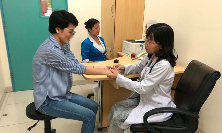 Người phụ nữ bị loãng xương nặng khi mới 38 tuổi