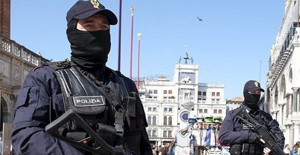 Italy bắt giữ kẻ âm mưu gài bom ở các nhà thờ