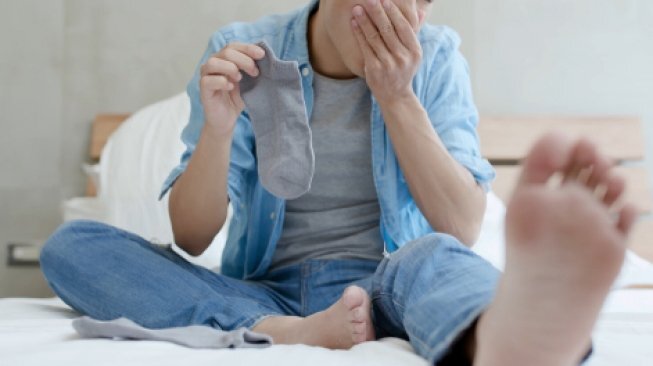 Ngày nào cũng ngửi tất bẩn, người đàn ông nhiễm trùng phổi nặng