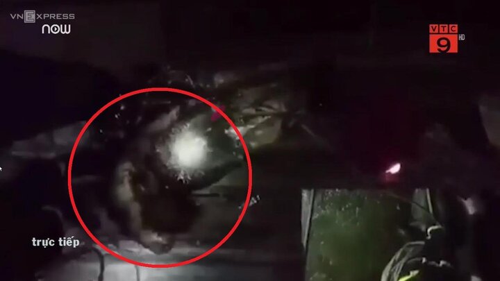 Clip: Chạy trốn cảnh sát, tên cướp ngã trúng lỗ cống ở Sài Gòn