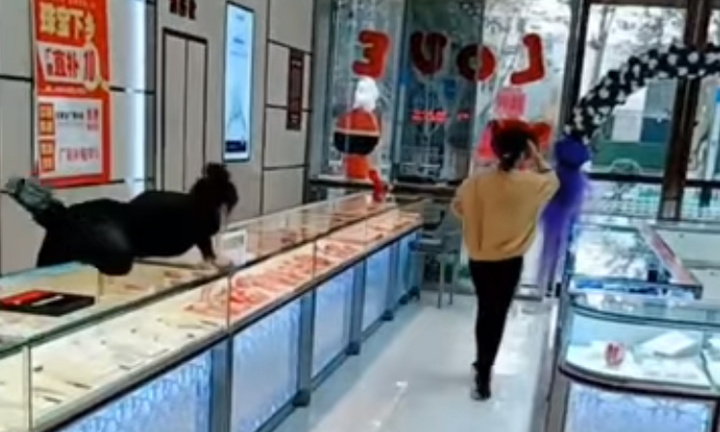 Video: Nữ nhân viên phi thân qua tủ kính vì tưởng khách trộm đồ