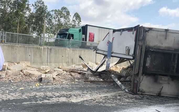 Xe tải lật nhào trên cao tốc Đà Nẵng – Quảng Ngãi, cá vương vãi khắp mặt đường