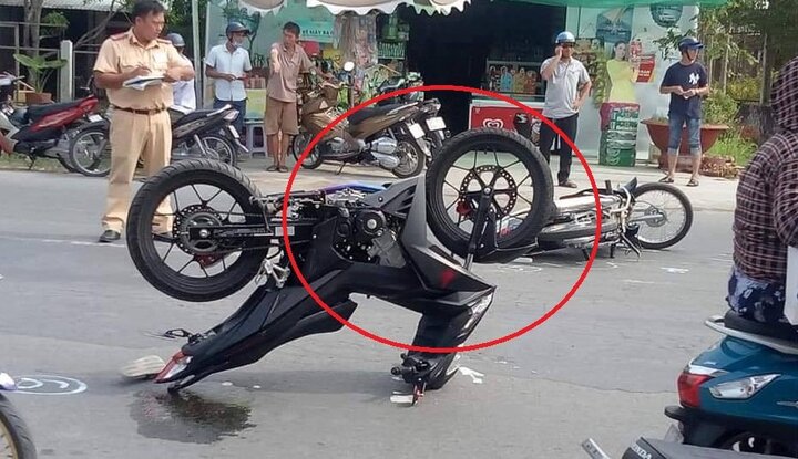 Clip: Hiện trường tai nạn oái oăm, xe máy Winner chổng ngược 2 bánh lên trời