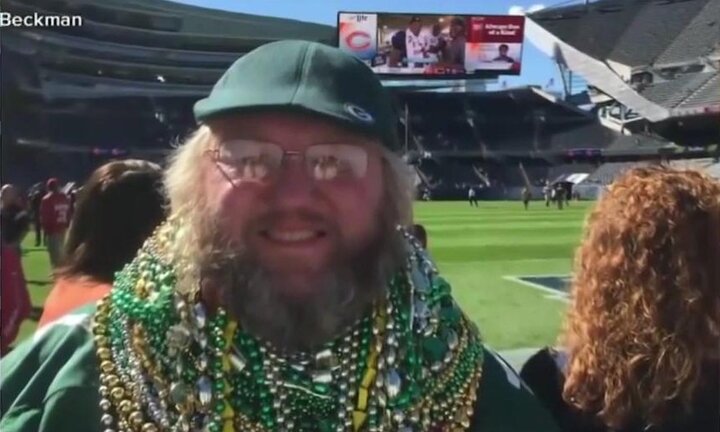 Đeo ngọc ngà châu báu đi xem bóng chày, CĐV bị dọa cấm vào sân